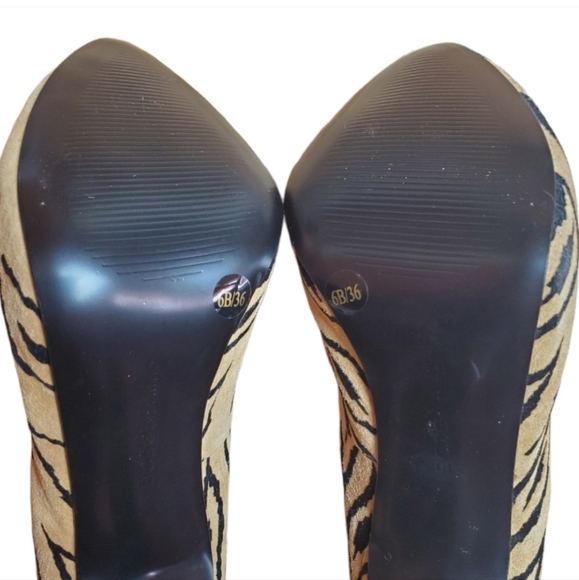 BCBGeneration Camel/Tan Faux Suede Black Tribal Parade2 Pointed Toe Heels size 6 - Picture 5 of 6